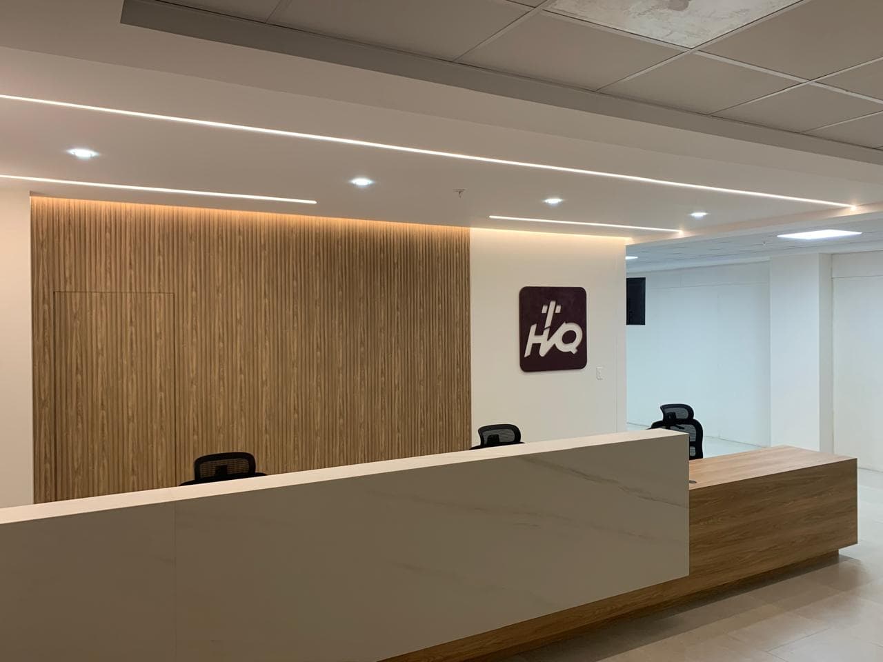 Recepción del Hospital VozAndes, mobiliario ejecutado por FÁBRICA