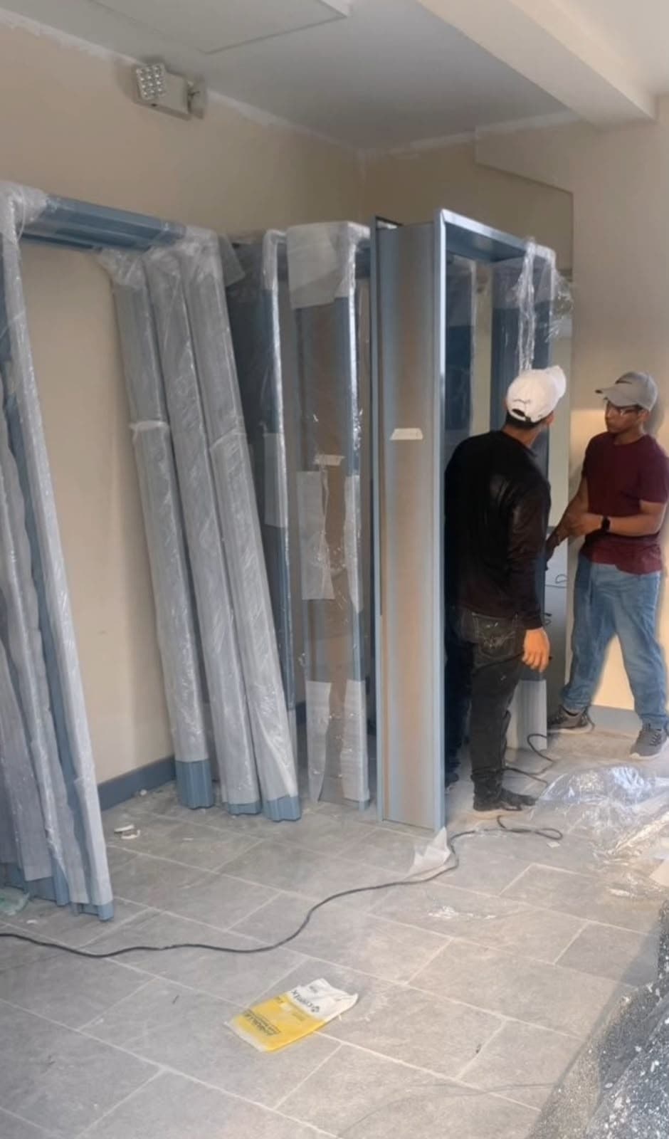 Puertas metálicas fabricadas e instaladas por FÁBRICA, referencia Hospital VozAndes